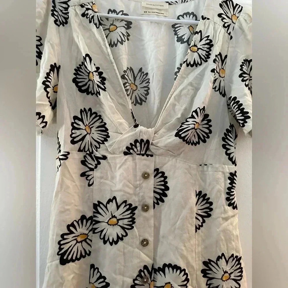 Urban Outfitters  Bettie Twist-Front Mini Dress in floral print - Picture 4 of 8